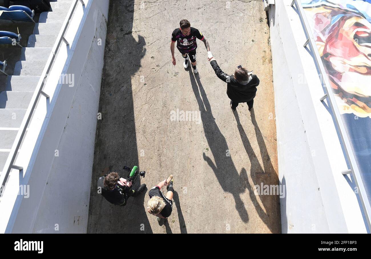 La Xavi Quintilla di Norwich City (in alto) si dirigerà verso il tunnel dopo la partita del campionato Sky Bet al Kiyan Prince Foundation Stadium di Londra. Data immagine: Sabato 24 aprile 2021. Foto Stock