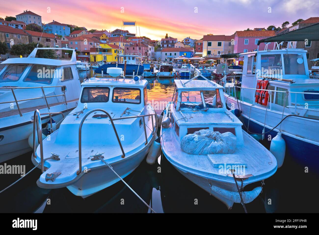 Villaggio di pescatori di Sali su Dugi Otok vista serale, Dalmazia arcipelago della Croazia Foto Stock