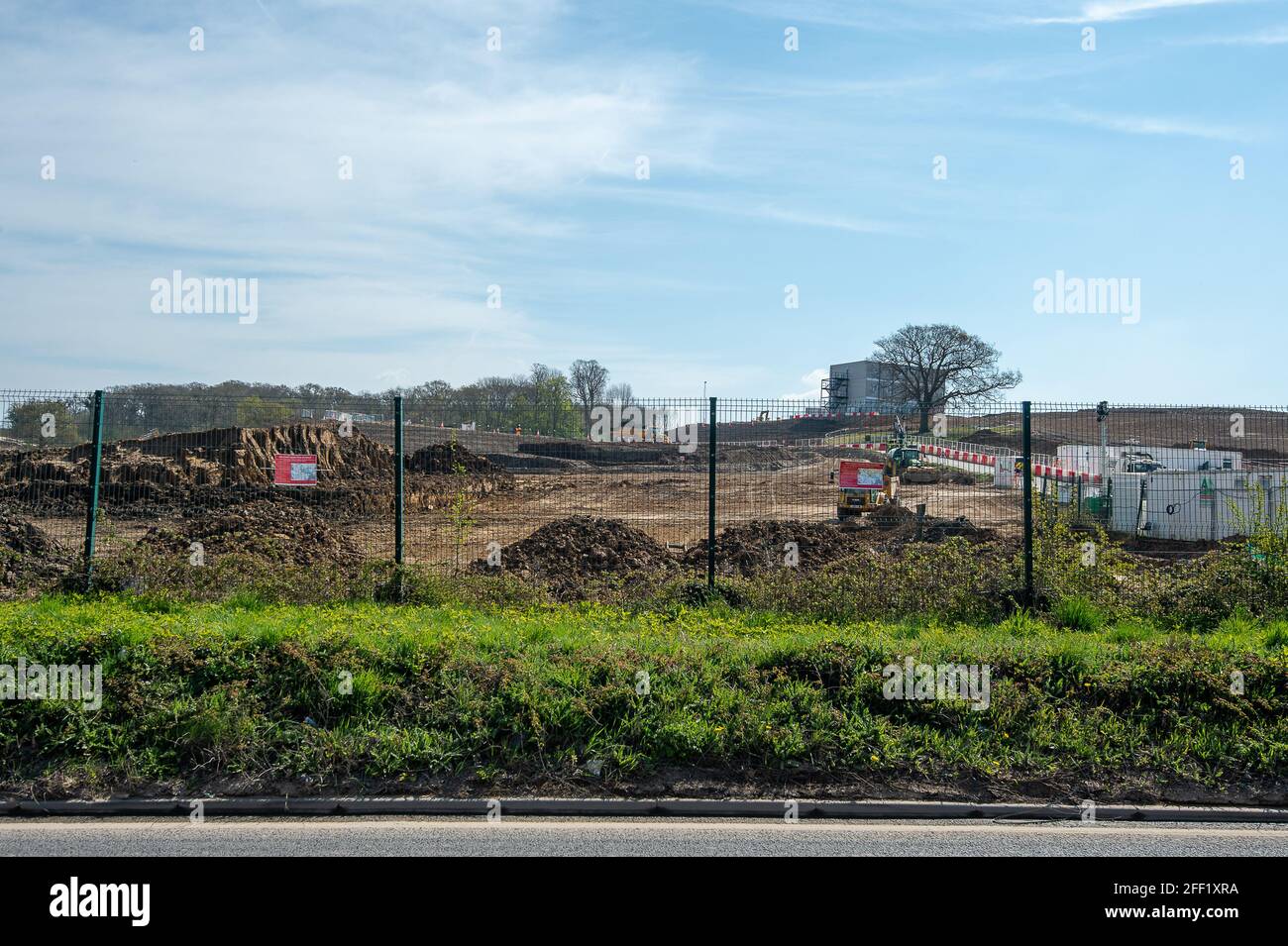 Harefield, Uxbridge, Regno Unito. 24 aprile 2021. A causa delle motoseghe di High Speed 2, i campi e le siepi, un tempo bellissimi, pieni di alberi, lungo Harvil Road sono ora irriconoscibili. Centinaia di alberi sono stati abbattuti da HS2 e habitat naturali distrutti da HS2. La mitigazione HS2 per la loro distruzione è stata la piantagione di alcuni alberi di segatura molti dei quali sono già morti. La HS2 Ltd sta attualmente facendo i lavori di impilamento prima di costruire un viadotto attraverso Harvil Road per il controverso collegamento High Speed Rail 2 da Londra a Birmingham. Credito: Maureen McLean/Alamy Foto Stock