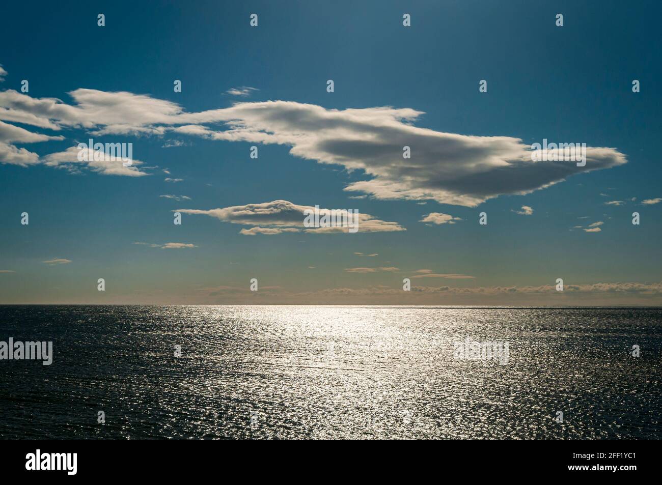 Un'immagine HDR autunnale a 3 scatti della luce del tardo pomeriggio che si affaccia su luce Bay, Dumfries e Galloway, Scozia. 26 settembre 2012 Foto Stock
