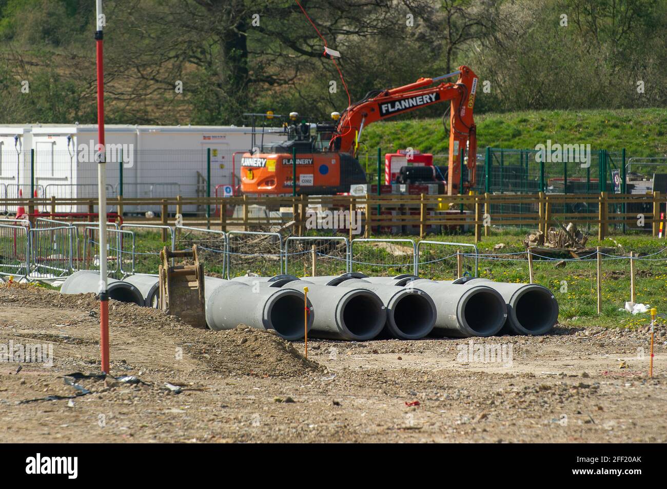 Harefield, Uxbridge, Regno Unito. 24 aprile 2021. A causa delle motoseghe di High Speed 2, i campi e le siepi, un tempo bellissimi, pieni di alberi, lungo Harvil Road sono ora irriconoscibili. Centinaia di alberi sono stati abbattuti da HS2 e habitat naturali distrutti da HS2. La mitigazione HS2 per la loro distruzione è stata la piantagione di alcuni alberi di segatura molti dei quali sono già morti. La HS2 Ltd sta attualmente facendo i lavori di impilamento prima di costruire un viadotto attraverso Harvil Road per il controverso collegamento High Speed Rail 2 da Londra a Birmingham. Credito: Maureen McLean/Alamy Foto Stock