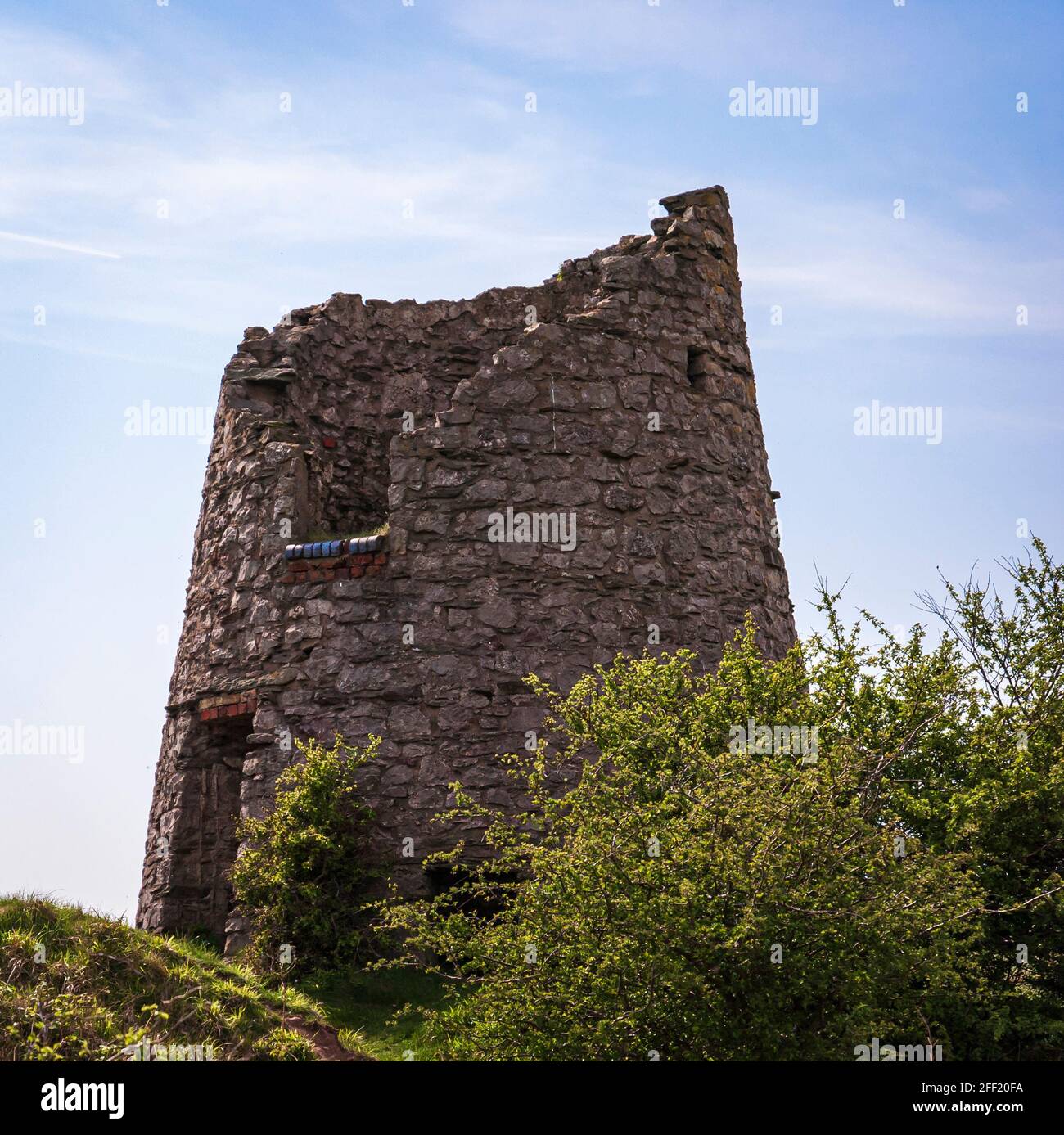 Un'immagine a 3 riprese della calma primaverile dell'Hodbarrow Point Windmill in rovina sulla RSPB Reserve, Cumbria, Inghilterra. 29 aprile 2007 Foto Stock
