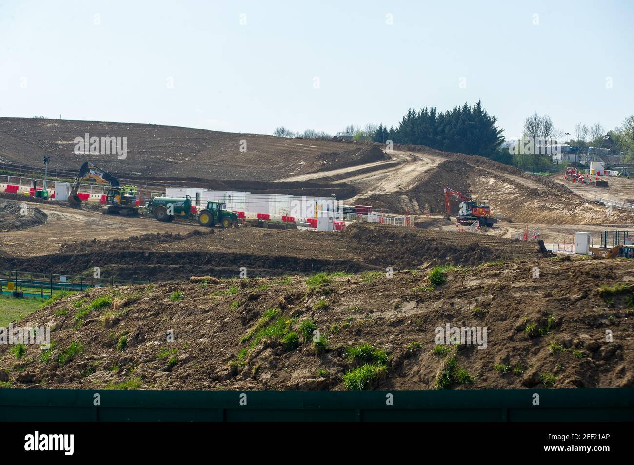 Harefield, Uxbridge, Regno Unito. 24 aprile 2021. A causa delle motoseghe di High Speed 2, i campi e le siepi, un tempo bellissimi, pieni di alberi, lungo Harvil Road sono ora irriconoscibili. Centinaia di alberi sono stati abbattuti da HS2 e habitat naturali distrutti da HS2. La mitigazione HS2 per la loro distruzione è stata la piantagione di alcuni alberi di segatura molti dei quali sono già morti. La HS2 Ltd sta attualmente facendo i lavori di impilamento prima di costruire un viadotto attraverso Harvil Road per il controverso collegamento High Speed Rail 2 da Londra a Birmingham. Credito: Maureen McLean/Alamy Foto Stock