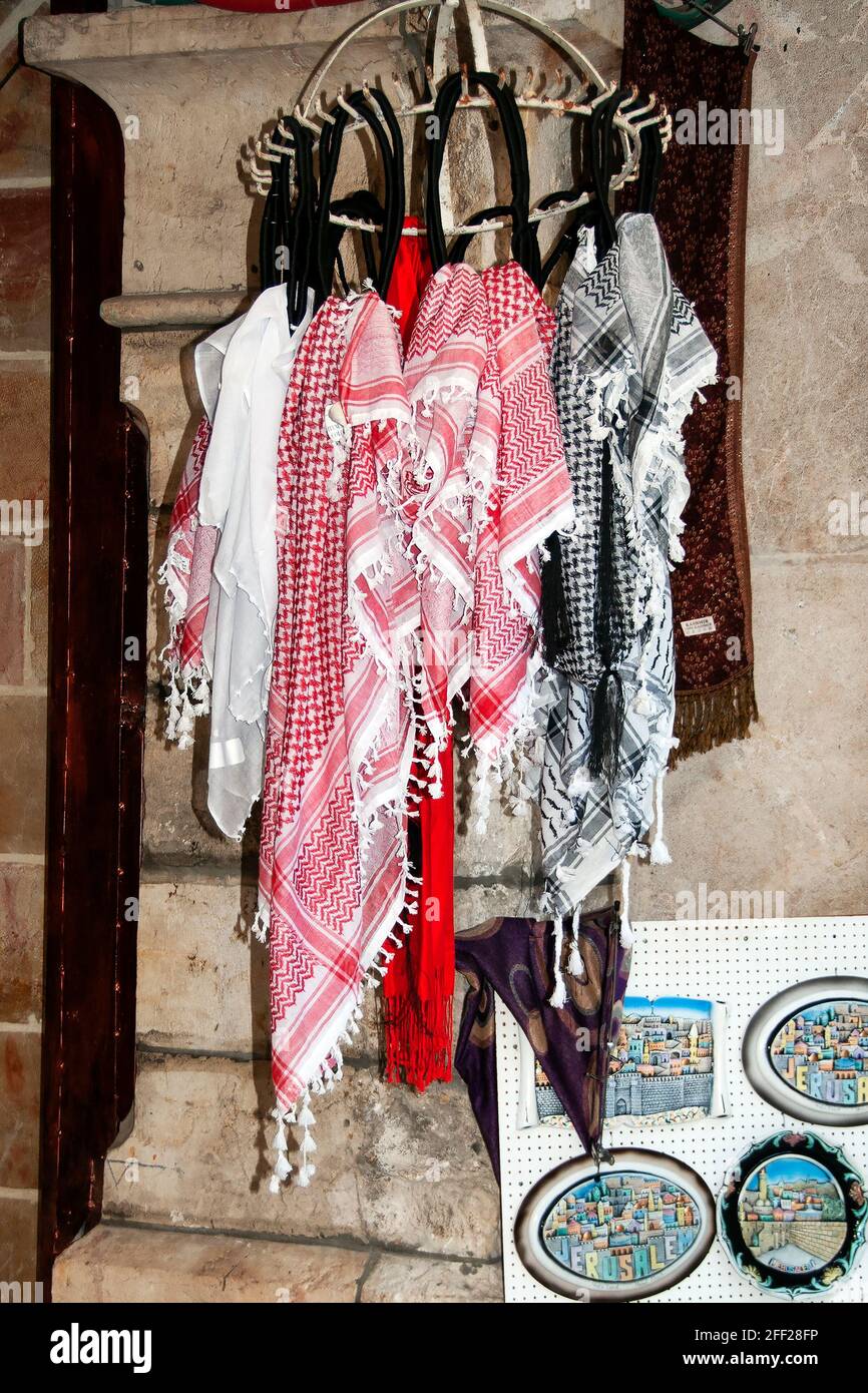Gerusalemme: Keffiyeh in vendita nel quartiere arabo della città vecchia Foto Stock