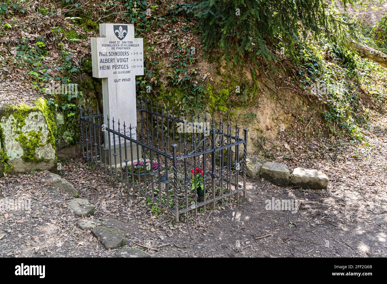 Tomba di tre scout feriti fatalmente nel 1930 Essendo sepolto nei tunnel del castello sotto il Castello di Liedberg Foto Stock