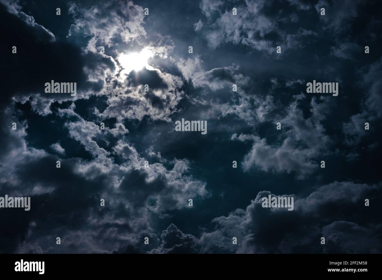 Il chiaro di luna splende dietro un nuvoloso di notte. Serenit natura sfondo. Foto Stock