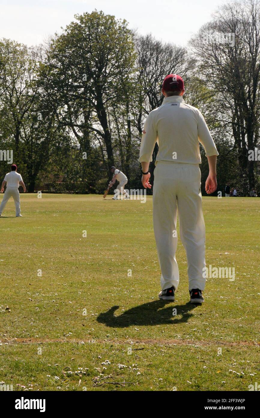 Graves Park, Sheffield, South Yorkshire, Regno Unito. 24 Aprile 2021. Partita di cricket a Graves Park, Sheffield. Credito: Alamy Live News Foto Stock