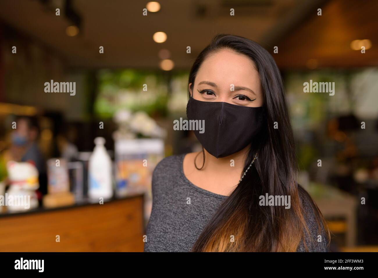 Faccia di donna che indossa una maschera medica per la protezione contro Coronavirus Covid-19 Foto Stock