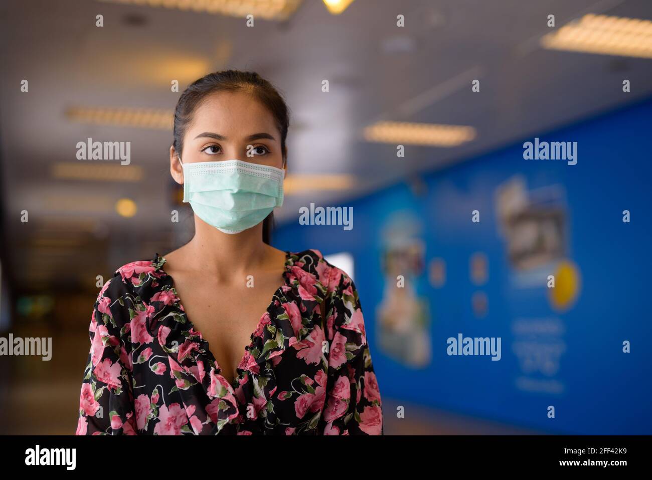 Ritratto di donna che indossa maschera per la protezione contro il coronavirus Covid-19 Foto Stock