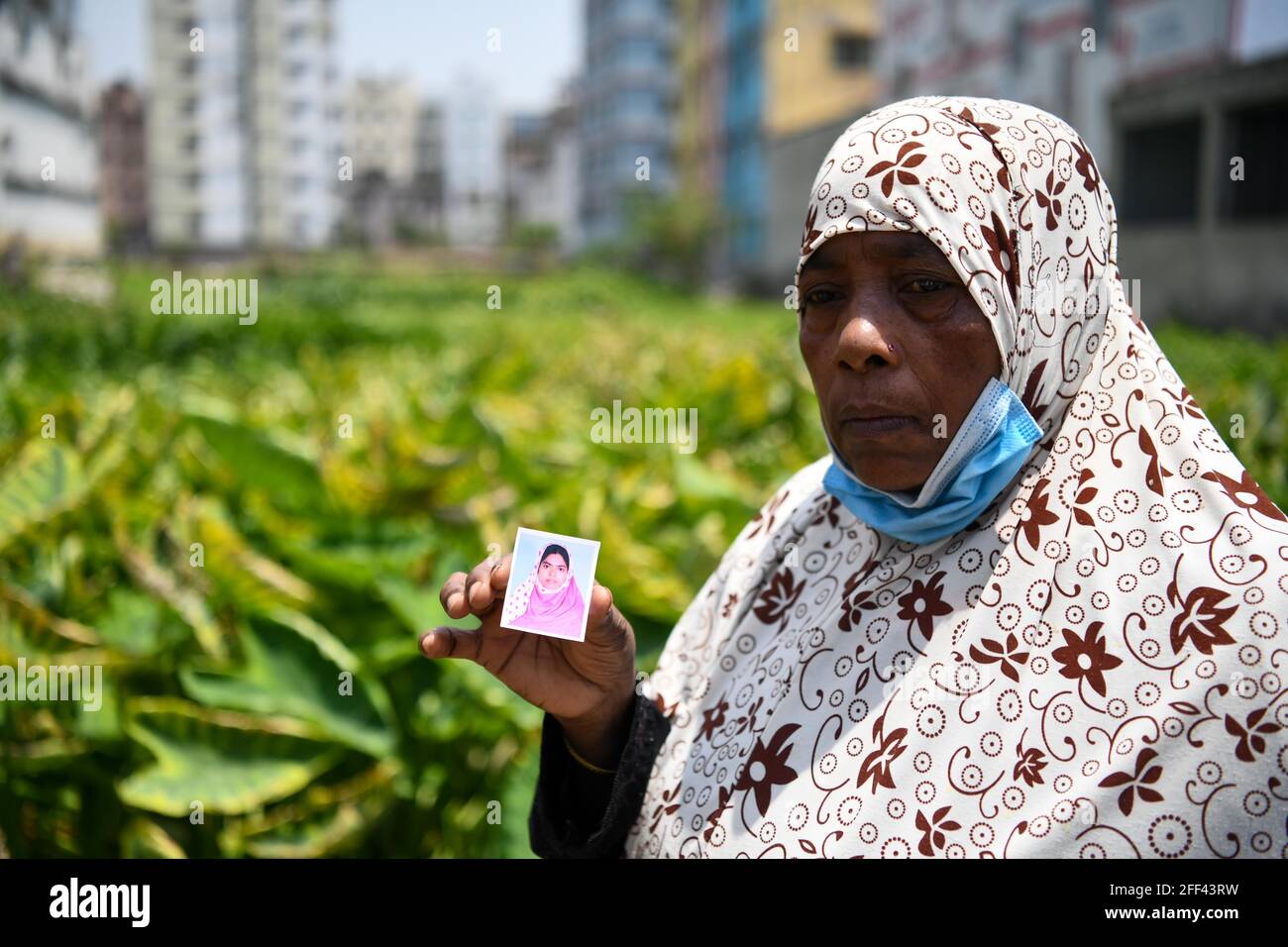 Dhaka, Bangladesh. 24 Apr 2021. Madre, Nurjahan Begam detiene la foto di sua figlia Selina Begam che è andato perso, durante l'ottavo anniversario del disastro della costruzione di Rana Plaza a Savar.uno dei disastri di fabbrica più devastanti del mondo, Rana Plaza, Un edificio di otto piani è crollato a causa di un fallimento strutturale e ha portato al monitoraggio internazionale della sicurezza in Bangladesh, gli attivisti stanno avvertendo delle "conseguenze disastrose" se tale supervisione viene abbandonata. (Foto di Piyas Biswas/SOPA Images/Sipa USA) Credit: Sipa USA/Alamy Live News Foto Stock