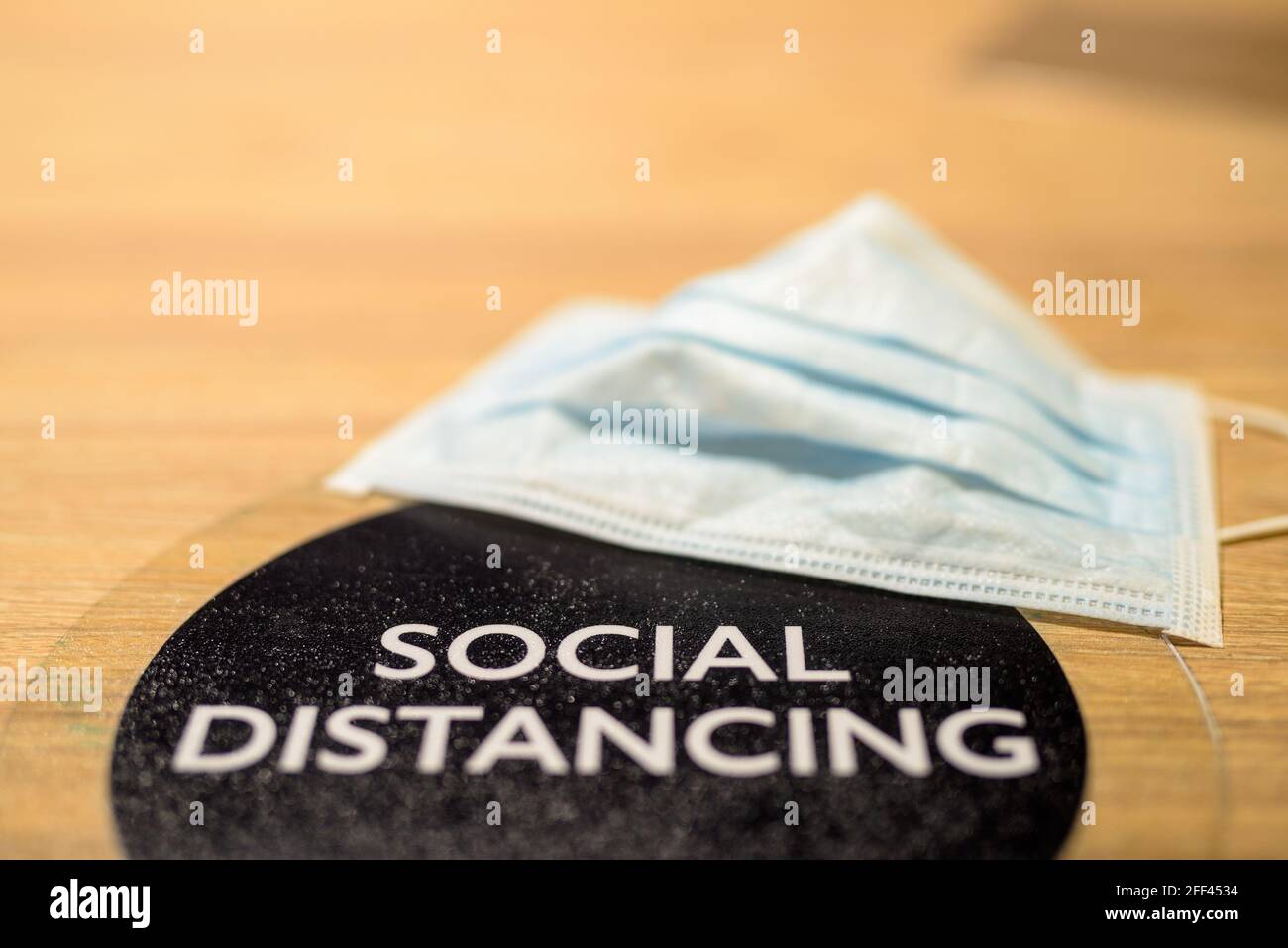 Testo e maschera a distanza sociale sul tavolo al ristorante Foto Stock