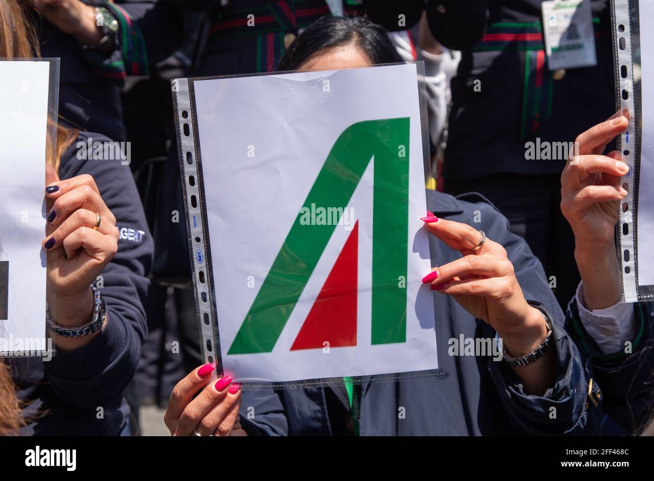 Roma, Italia. 23 Apr 2021. Dimostrazione organizzata dai lavoratori della compagnia aerea Alitalia di fronte al Terminal 3 Partenze dell'aeroporto di Fiumicino (Foto di Matteo Nardone/Pacific Press/Sipa USA) Credit: Sipa USA/Alamy Live News Foto Stock