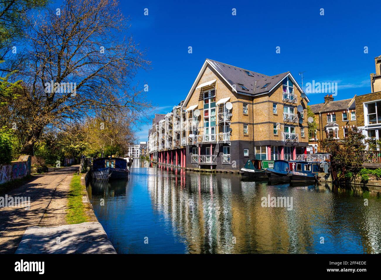 Case lungo l'alzaia dal Greand Union Canal, su Hormead Road, vicino a Westbourne Park, Londra, Regno Unito Foto Stock