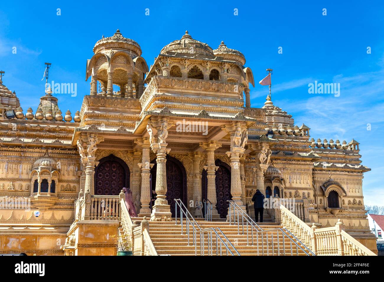 Tempio indù di pietra calcarea ornato Shri Vallabh Nidhi Mandir ad Alperton, Wembley, Londra, Regno Unito Foto Stock