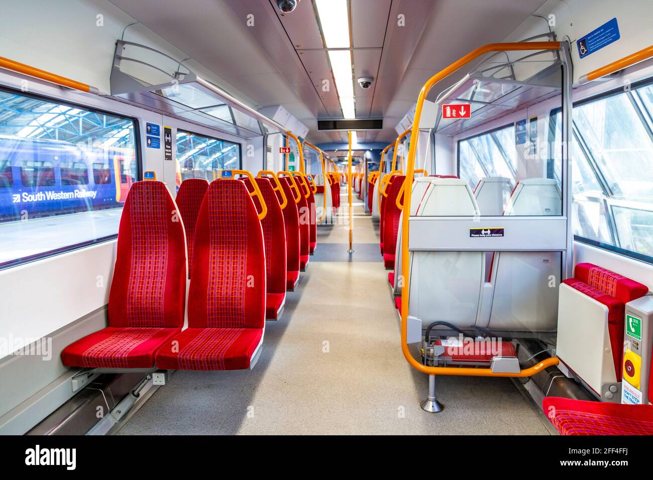 18 aprile 2021 - Londra, Regno Unito, South Western Railway treni ancora vuoti alla stazione di Waterloo durante le fasi iniziali del blocco pandemico del coronavirus Foto Stock