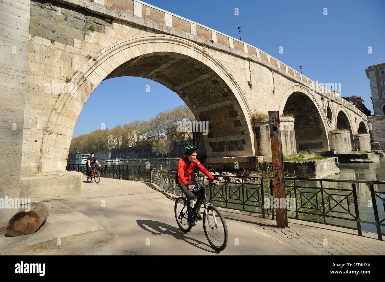Italia, Roma, fiume Tevere, Ponte Sisto, bici Foto Stock