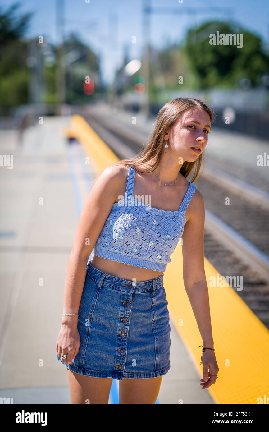 Dark Blonde Teen in attesa di un treno Foto Stock