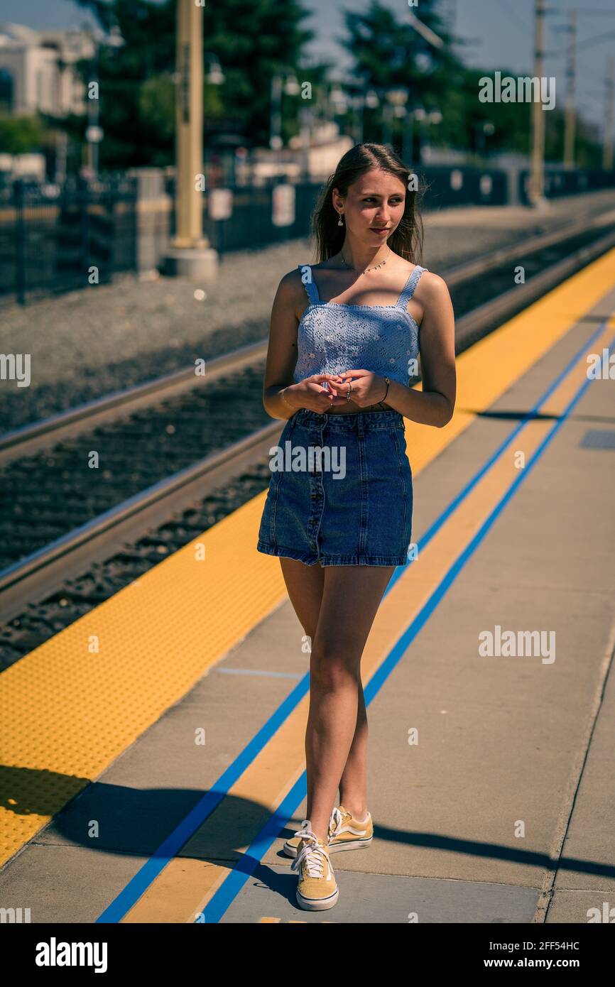 Dark Blonde Teen in attesa di un treno Foto Stock