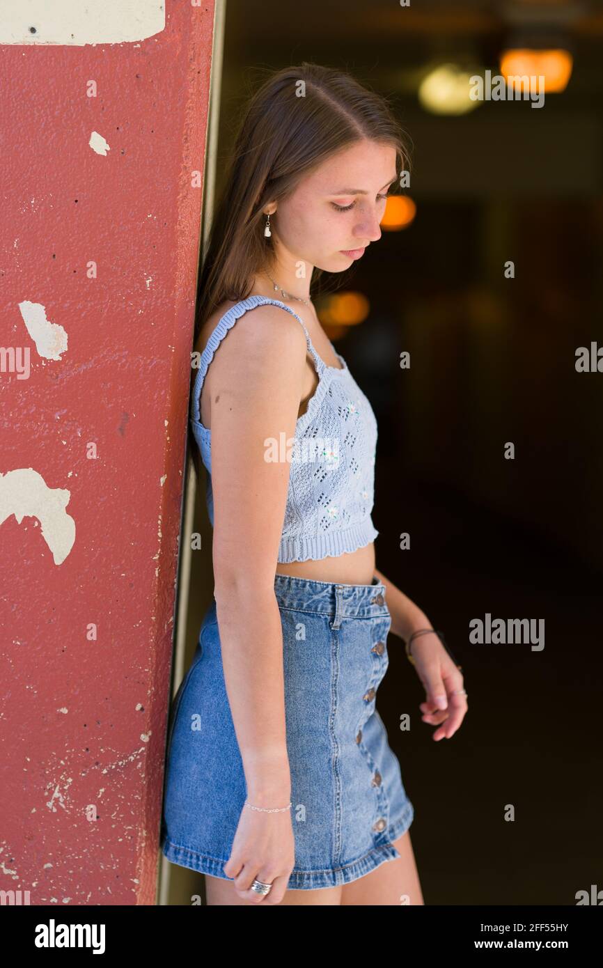 Bella ragazza teen in piedi all'ingresso di un pedone tunnel Foto Stock