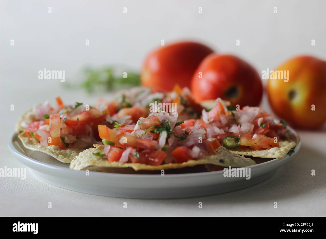 Papadi croccanti e fritti con un masala ripieno di cipolle, pomodori e spezie. Antipasto popolare dall'India del Nord comunemente conosciuto come papad del masala. S Foto Stock