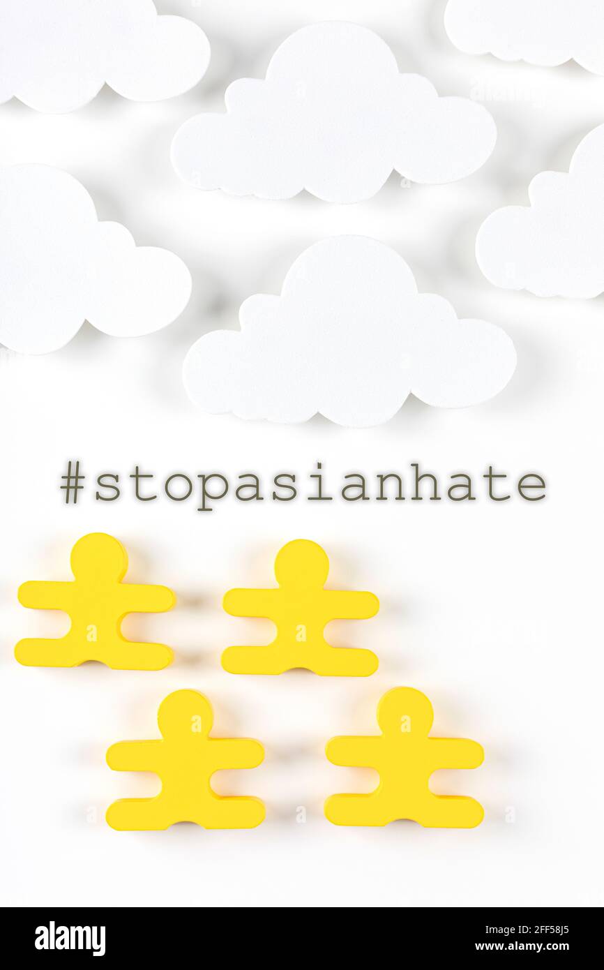 Scrittura Stop Asian odio su sfondo bianco. Poster. Odio crimini contro gli asiatici. Il virus non ha nazionalità. Concetto di fine razzismo. Foto Stock