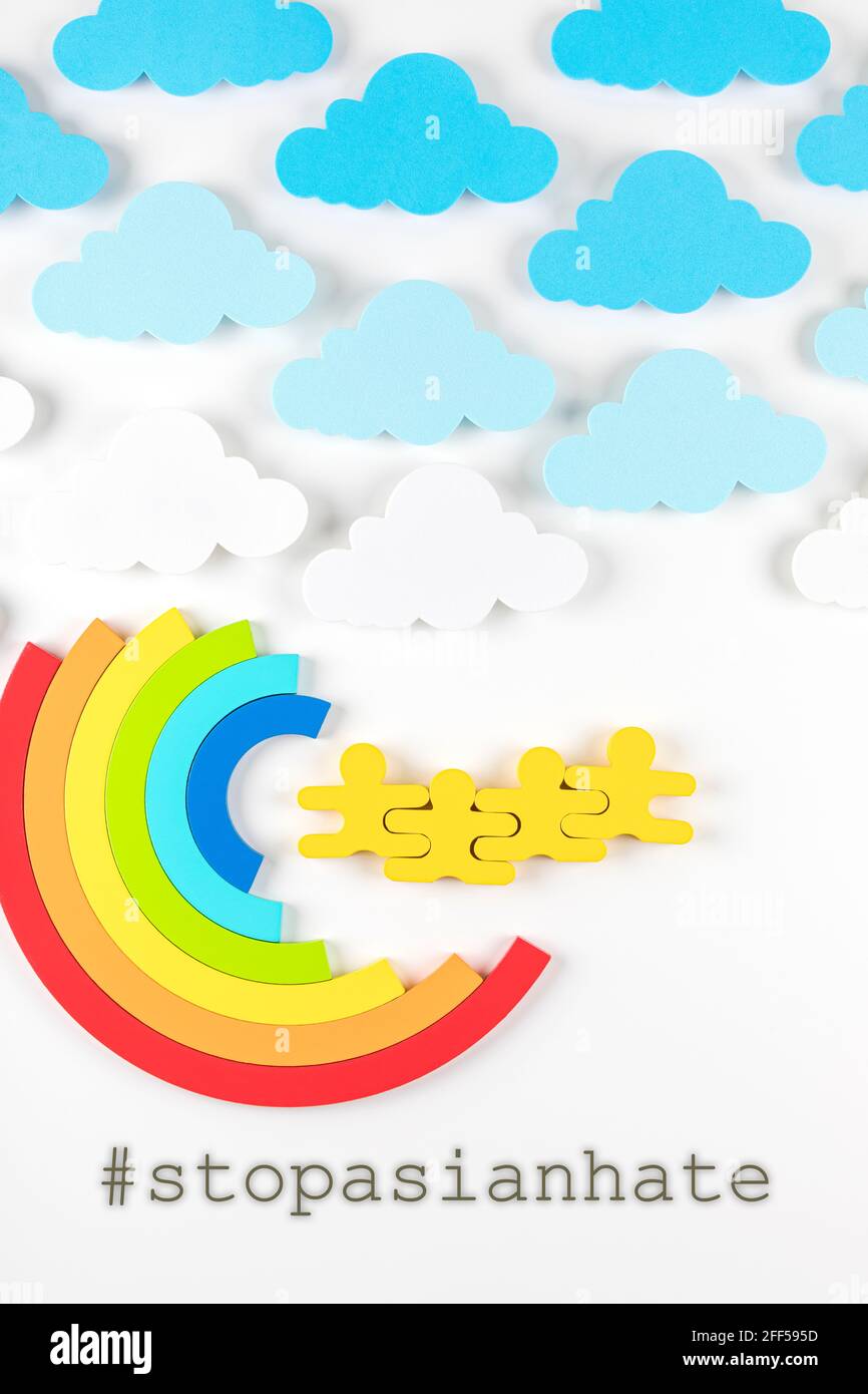 Scrittura Stop Asian odio con arcobaleno su sfondo bianco. Odio crimini contro gli asiatici. Il virus non ha nazionalità. Concetto di fine razzismo. Foto Stock