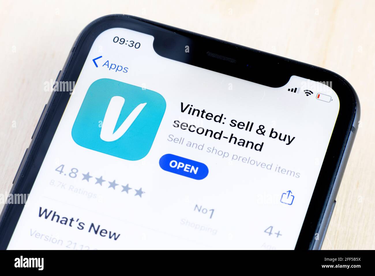 Schermo di iPhone con logo vinificato visualizzato con la mano. Vinted è un mercato  online lituano per abbigliamento di seconda mano, per vendere swap Foto  stock - Alamy