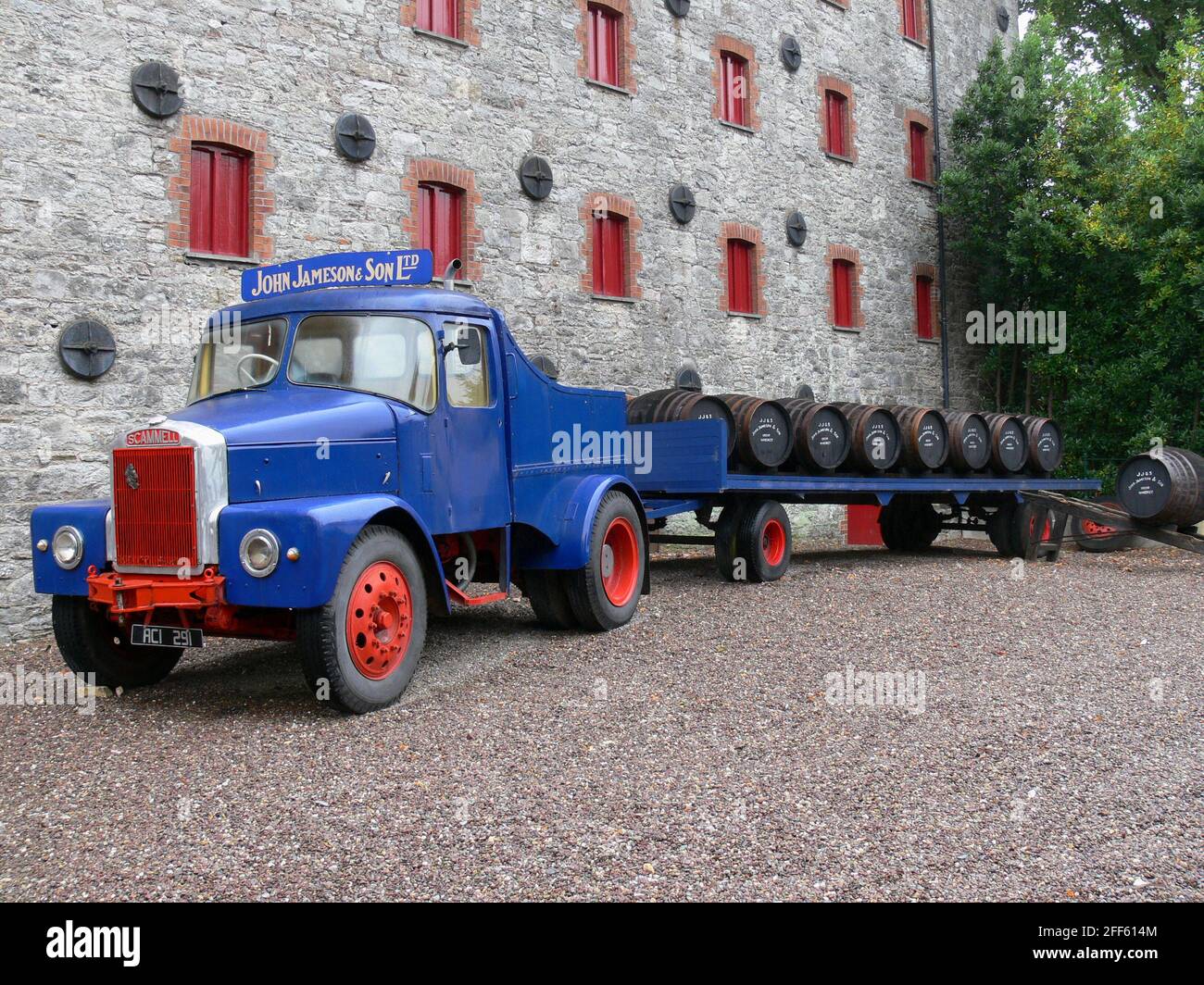 IRLANDA, CORK, MIDLETON - 30 SETTEMBRE 2008: Veicolo d'epoca per il trasporto in botte alla distilleria Jameson di Midleton Foto Stock