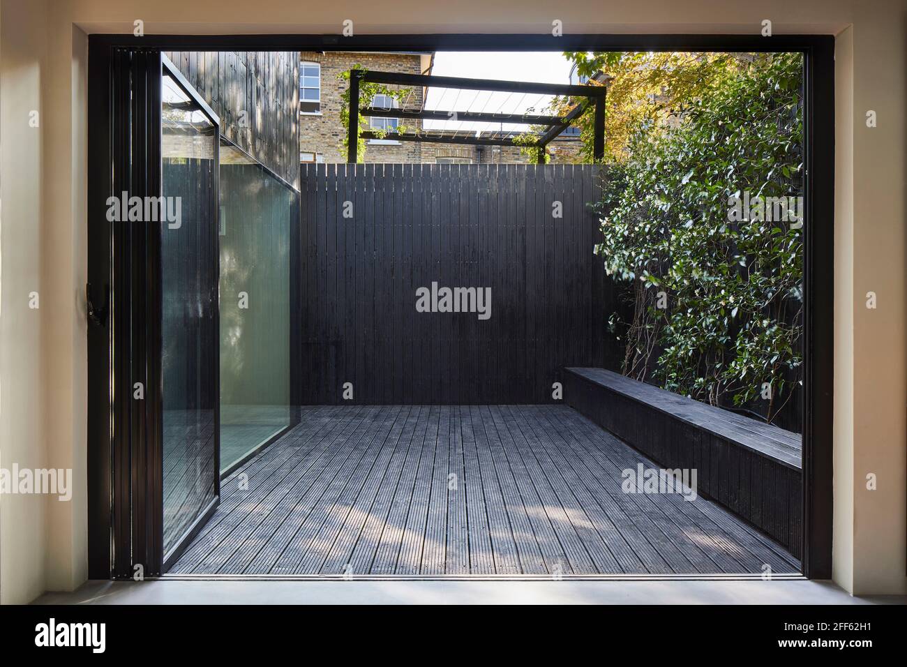 Piegare le porte verso la sala del sole. Ed's Shed 2020, Londra, Regno Unito. Architetto: Adjaye Associates , 2007. Foto Stock