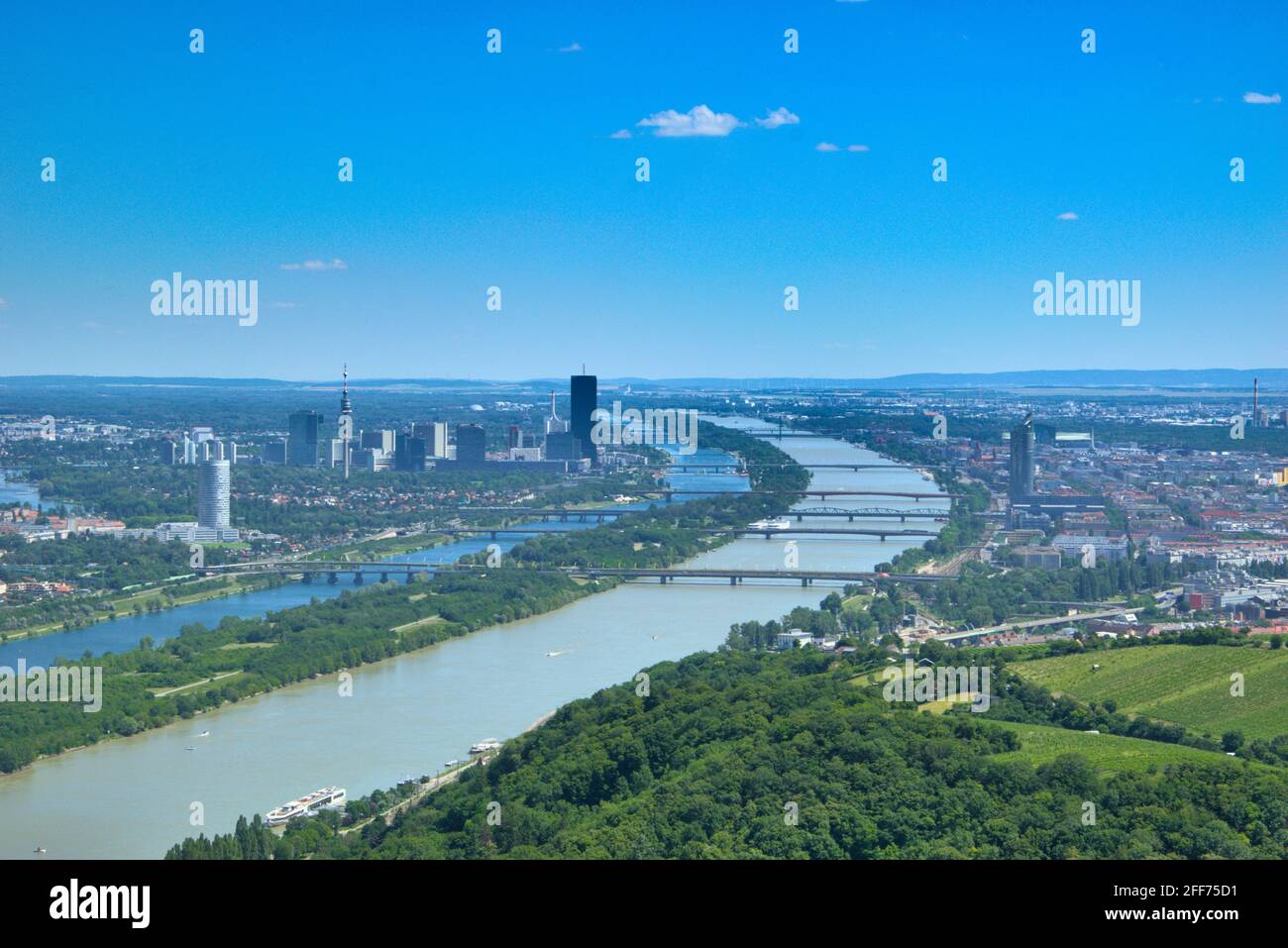 Vista panoramica su Vienna con il Danubio, la torre Danuw, la torre Millenium e il centro internazionale di Vienna VIC Foto Stock