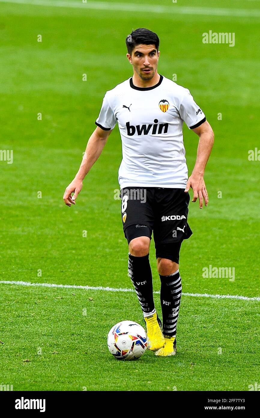 VALENCIA, SPAGNA - APRILE 24: Carlos Soler di Valencia CF durante la Liga match tra Valencia CF e Deportivo Alaves all'Estadio Mestalla, in aprile Foto Stock