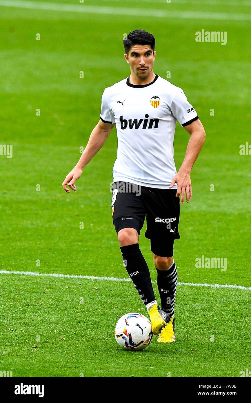 VALENCIA, SPAGNA - APRILE 24: Carlos Soler di Valencia CF durante la Liga match tra Valencia CF e Deportivo Alaves all'Estadio Mestalla, in aprile Foto Stock