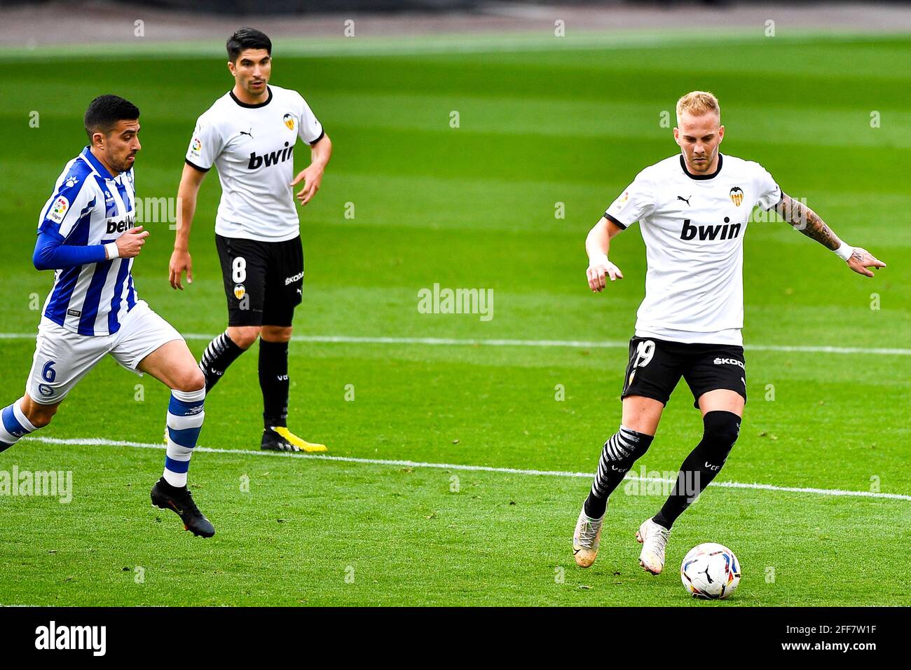 VALENCIA, SPAGNA - APRILE 24: Uros Racic di Valencia CF durante la Liga match tra Valencia CF e Deportivo Alaves all'Estadio Mestalla il 2 aprile Foto Stock