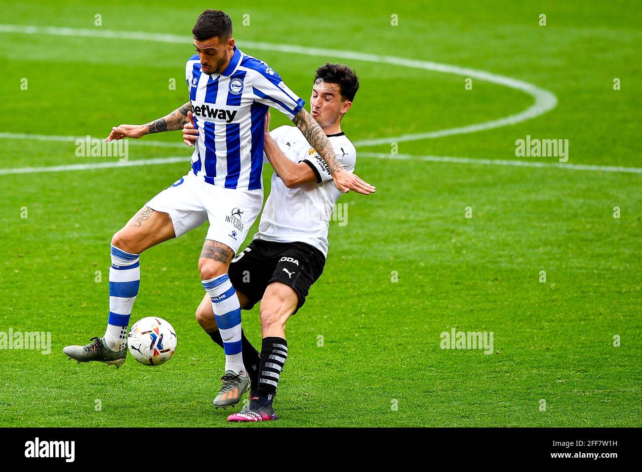 VALENCIA, SPAGNA - APRILE 24: Joselu di Deportivo Alaves, Hugo Guillamón di Valencia CF durante la Liga match tra Valencia CF e Deportivo Alave Foto Stock