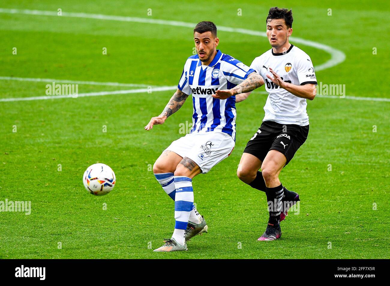 VALENCIA, SPAGNA - APRILE 24: Joselu di Deportivo Alaves, Hugo Guillamón di Valencia CF durante la Liga match tra Valencia CF e Deportivo Alave Foto Stock