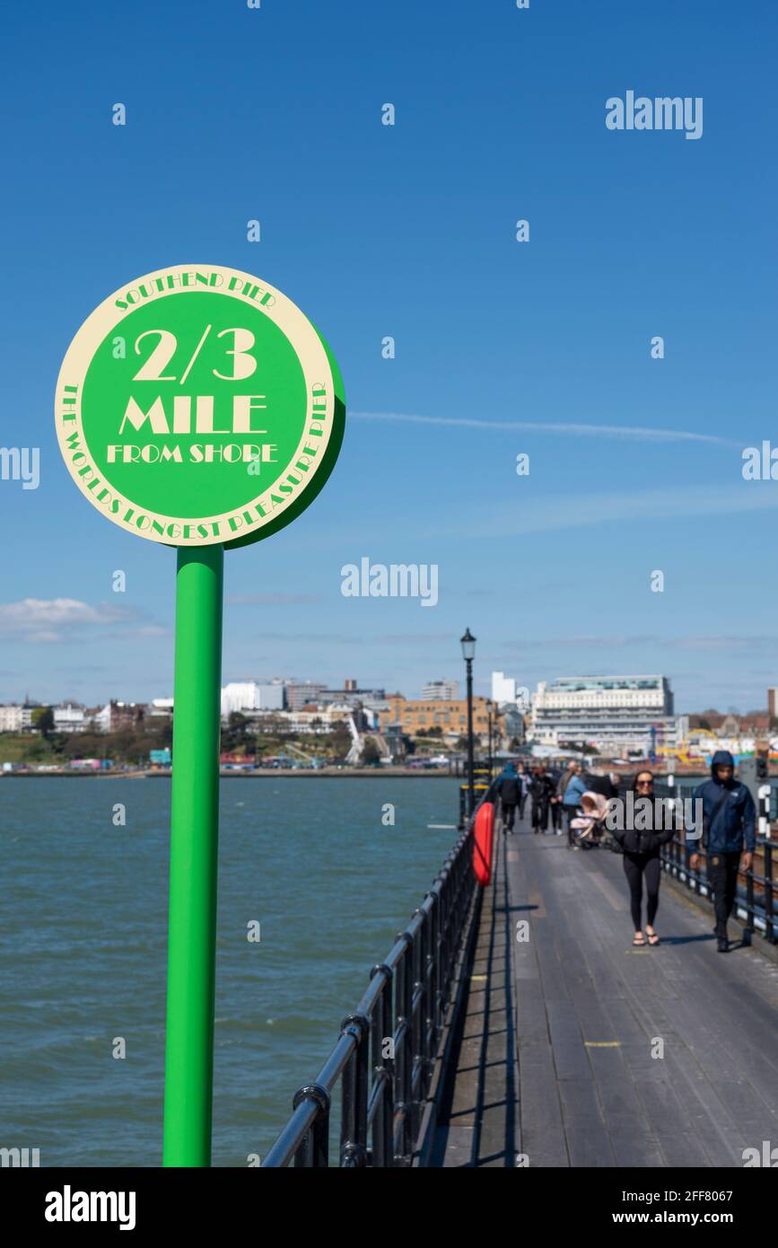 2/3 km circa sul molo di Southend in una giornata di sole a Southend on Sea, Essex, Regno Unito. Foto Stock