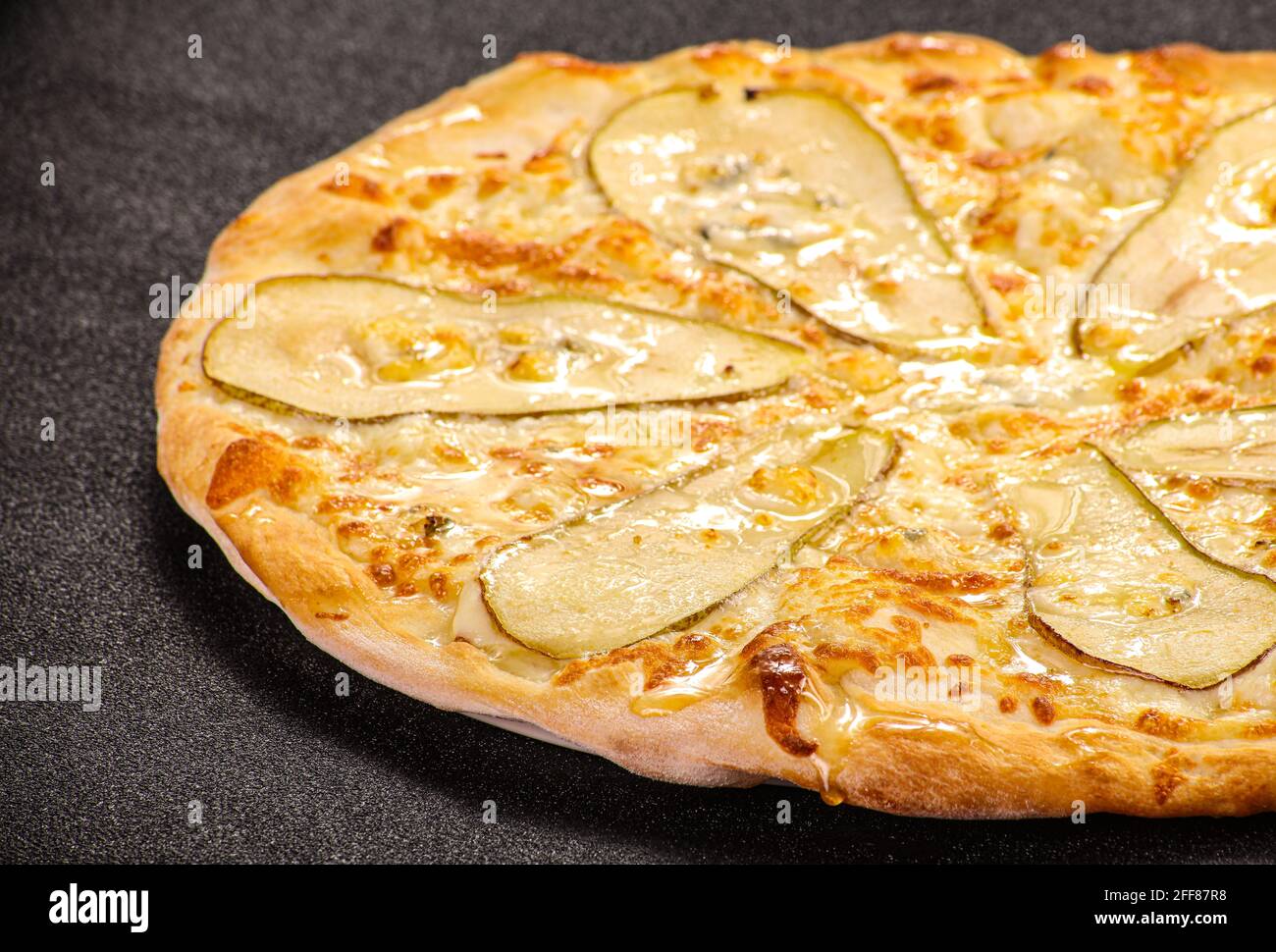 Pizza con pera, formaggio e miele Foto stock - Alamy