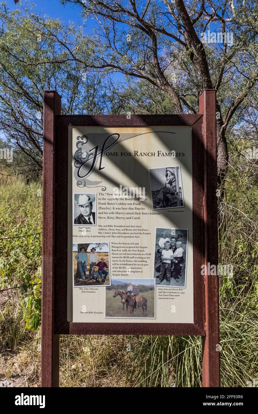 Segno interpretativo sulle famiglie dei ranch all'Empire Ranch e alla Las Cienegas National Conservation Area in Arizona, USA Foto Stock