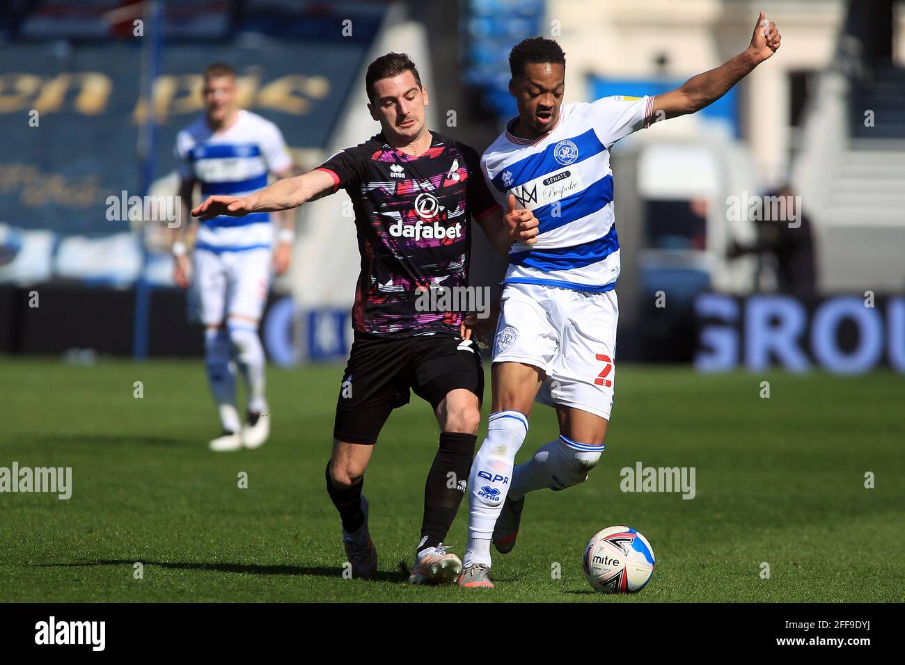 Londra, Regno Unito. 24 Apr 2021. Kenny McLean di Norwich City (L) combatte con Chris Willock dei Queens Park Rangers (R). EFL Skybet Championship, Queens Park Rangers contro Norwich City al Kiyan Prince Foundation Stadium di Loftus Road a Londra sabato 24 aprile 2021. Questa immagine può essere utilizzata solo per scopi editoriali. Solo per uso editoriale, è richiesta una licenza per uso commerciale. Nessun utilizzo nelle scommesse, nei giochi o nelle pubblicazioni di un singolo club/campionato/giocatore. pic by Steffan Bowen/Andrew Orchard sports photography/Alamy Live news Credit: Andrew Orchard sports photography/Alamy Live News Foto Stock