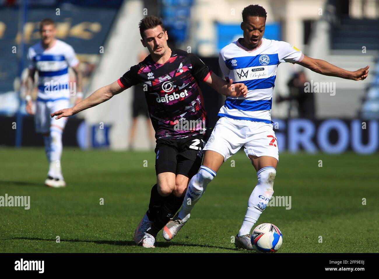 Londra, Regno Unito. 24 Apr 2021. Kenny McLean di Norwich City (L) combatte con Chris Willock dei Queens Park Rangers (R). EFL Skybet Championship, Queens Park Rangers contro Norwich City al Kiyan Prince Foundation Stadium di Loftus Road a Londra sabato 24 aprile 2021. Questa immagine può essere utilizzata solo per scopi editoriali. Solo per uso editoriale, è richiesta una licenza per uso commerciale. Nessun utilizzo nelle scommesse, nei giochi o nelle pubblicazioni di un singolo club/campionato/giocatore. pic by Steffan Bowen/Andrew Orchard sports photography/Alamy Live news Credit: Andrew Orchard sports photography/Alamy Live News Foto Stock Londra, Regno Unito. 24 Apr 2021. Kenny McLean di Norwich City (L) combatte con Chris Willock dei Queens Park Rangers (R). EFL Skybet Championship, Queens Park Rangers contro Norwich City al Kiyan Prince Foundation Stadium di Loftus Road a Londra sabato 24 aprile 2021. Questa immagine può essere utilizzata solo per scopi editoriali. Solo per uso editoriale, è richiesta una licenza per uso commerciale. Nessun utilizzo nelle scommesse, nei giochi o nelle pubblicazioni di un singolo club/campionato/giocatore. pic by Steffan Bowen/Andrew Orchard sports photography/Alamy Live news Credit: Andrew Orchard sports photography/Alamy Live News Foto Stock