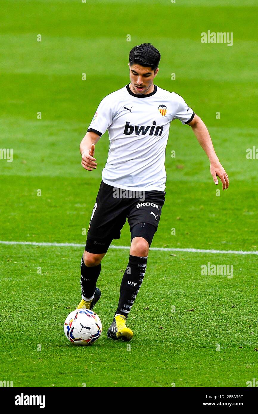VALENCIA, SPAGNA - APRILE 24: Carlos Soler di Valencia CF durante la Liga match tra Valencia CF e Deportivo Alaves all'Estadio Mestalla, in aprile Foto Stock