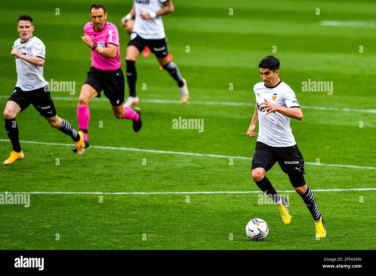 VALENCIA, SPAGNA - APRILE 24: Carlos Soler di Valencia CF durante la Liga match tra Valencia CF e Deportivo Alaves all'Estadio Mestalla, in aprile Foto Stock