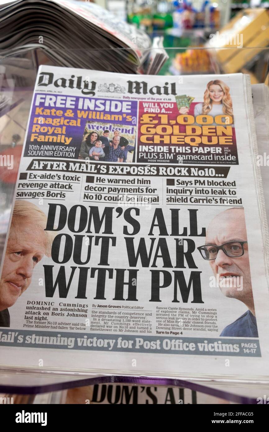 Daily Mail giornale titolo prima pagina 'Dom's All out War Con PM' Boris Johnson Dominic Cummings all'edicola del 24 aprile 2021 Londra Inghilterra Regno Unito Foto Stock