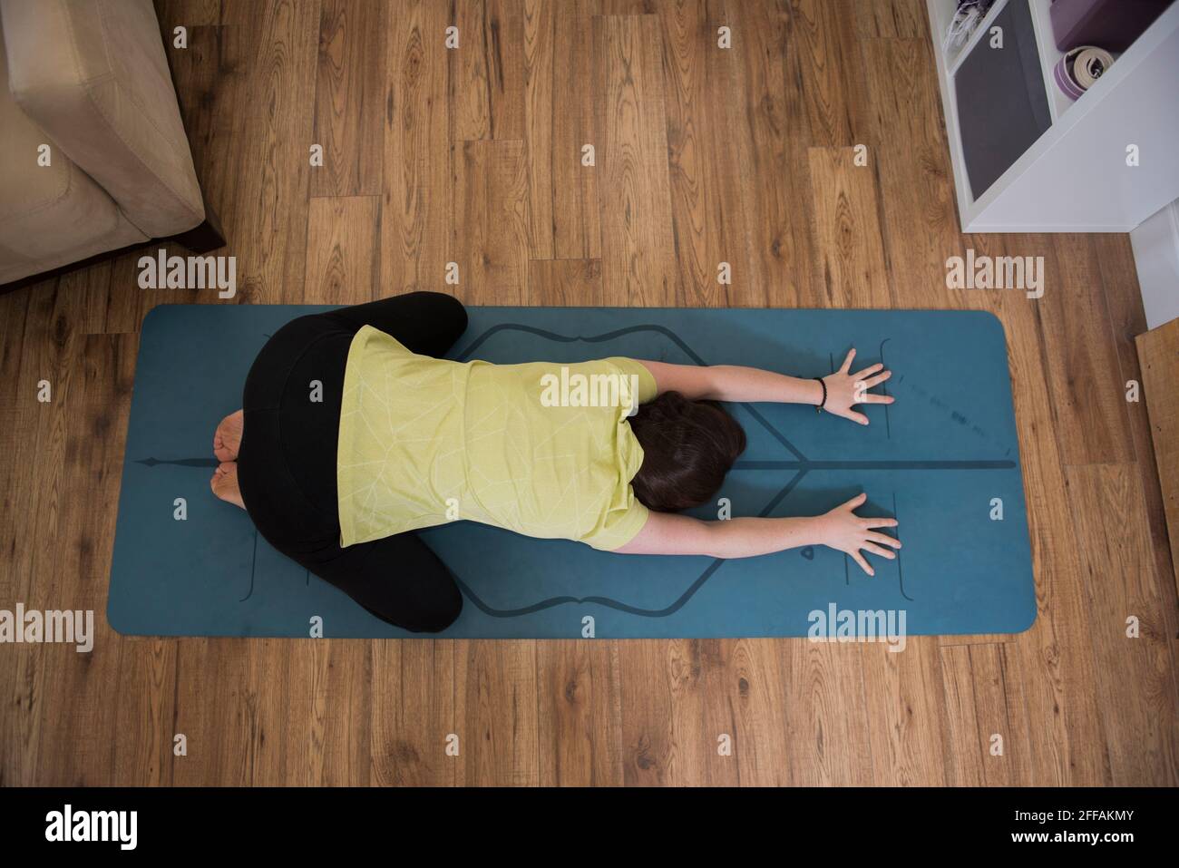 Yoga a casa, secondo il tuo programma. Auto miglioramento con forza e flessibilità. Foto Stock