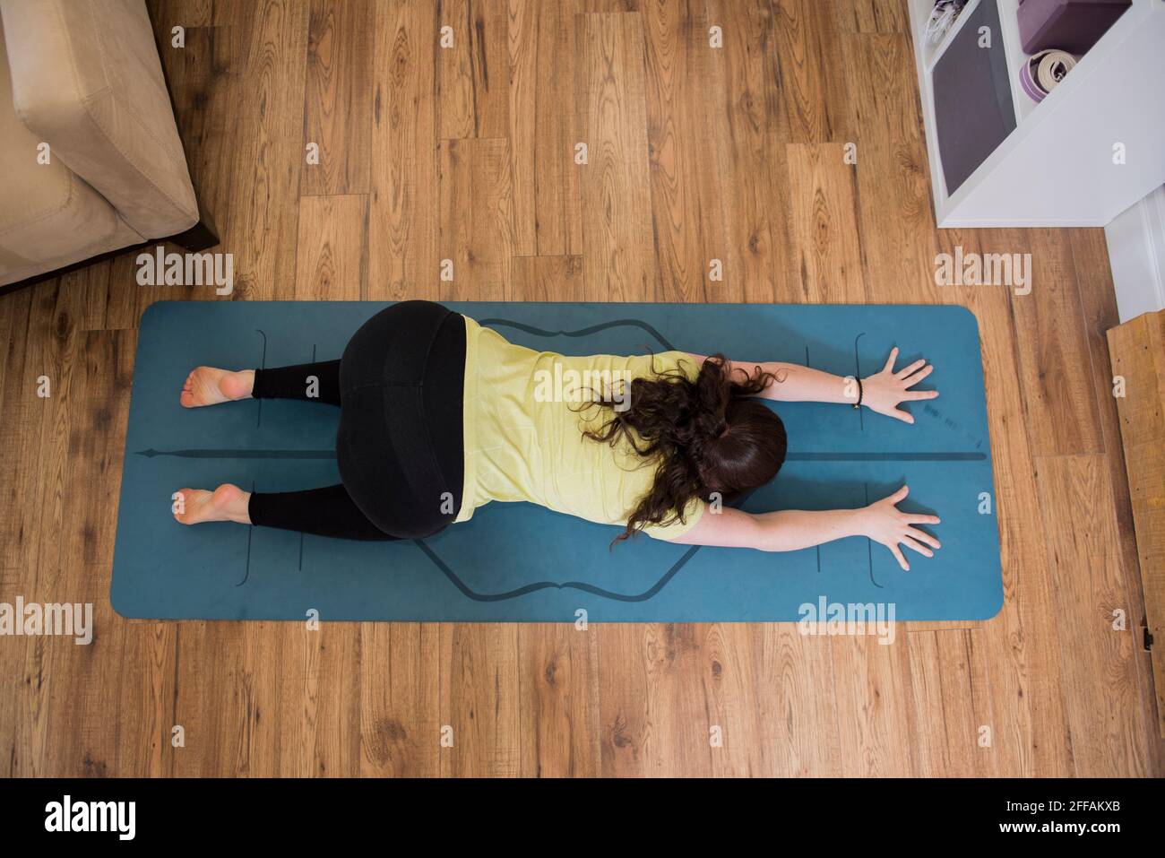 Yoga a casa, secondo il tuo programma. Auto miglioramento con forza e flessibilità. Foto Stock