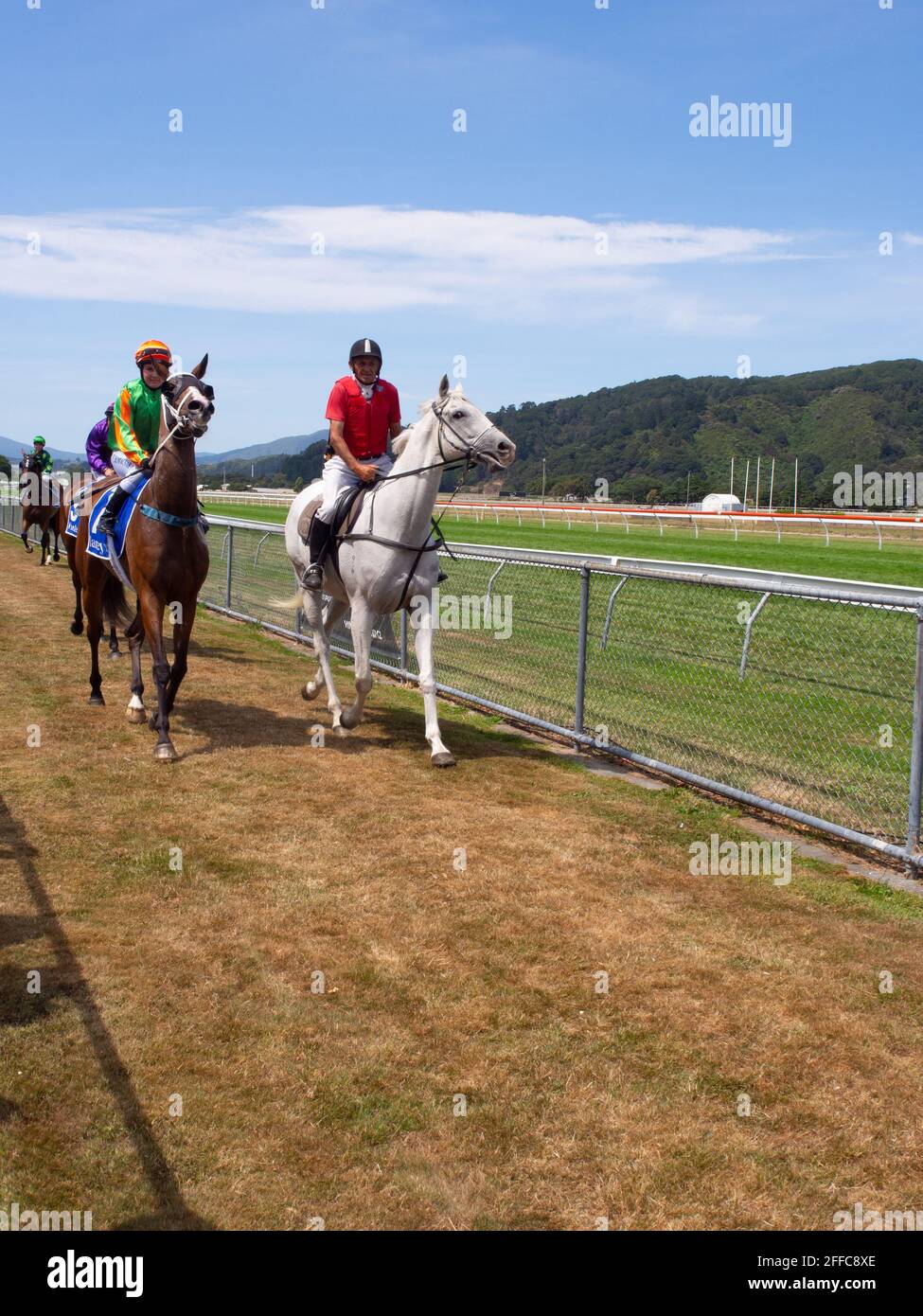Jockey Race Horse e ufficiale all'ippodromo Foto Stock