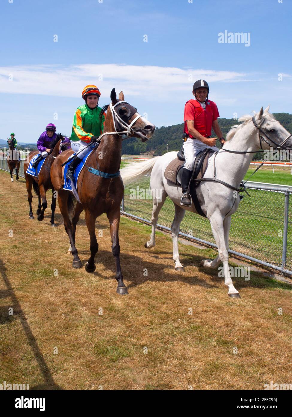 Jockey Race Horse e ufficiale all'ippodromo Foto Stock