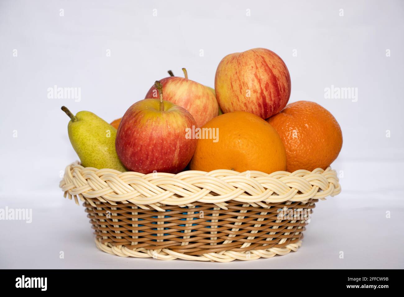 Primo piano immagine di bella frutta nel cesto in bianco Sfondo isolato Foto Stock