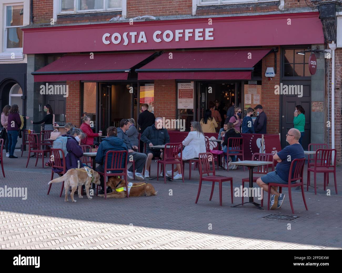 Worthing, Regno Unito. 24 aprile 2021. Persone che hanno visto godersi il loro tempo all'aperto, con amici e familiari, sulle terrazze esterne di pub e caffè, ora le restrizioni di blocco covid-19 sono stati attenuati nel Regno Unito. Credit: Joe Kuis /Alamy News Foto Stock