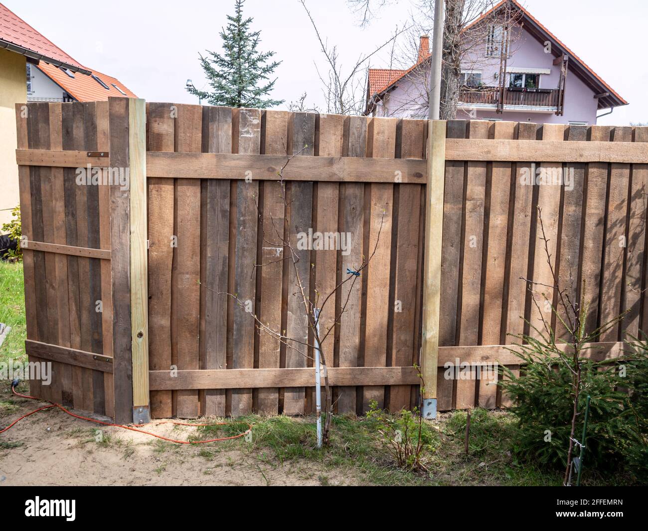 Nella proprietà è in costruzione una nuova recinzione Foto Stock